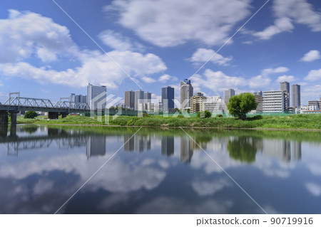 Reflection on the skyscrapers of Musashi Kosugi and the Tama River Reflection on the skyscrapers of Musashi Kosugi and the Tama River 90719916