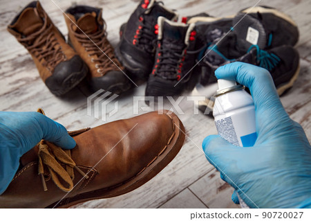 Processing of shoes with impregnation of water protection. Cleans the shoes in the autumn winter period 90720027