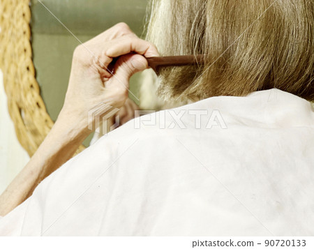 對著鏡子梳頭髮的老婦人 對著鏡子梳頭髮的老婦人 90720133