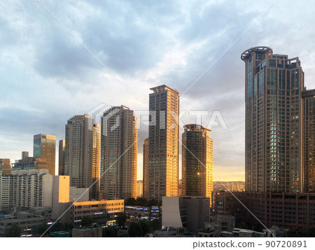Seoul cityscape at sunset Seoul cityscape at sunset 90720891