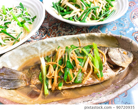 中國上海菜，蔥蔥（配烤鯽魚） 90720935