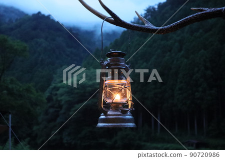 Light the dusk lantern after the rain 90720986