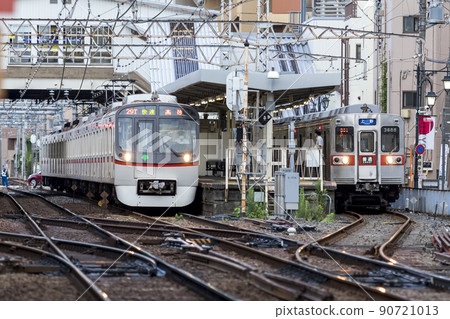 Lineup of Toei Asakusa Line 5300 and Keisei 3600 at Keisei Koiwa Station 90721013