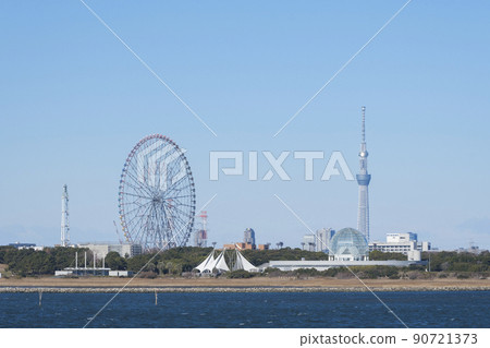 從千葉縣舞濱看到的葛西臨海公園和東京晴空塔 90721373