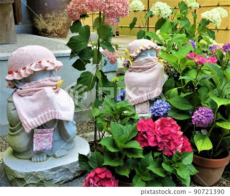 岡山縣備前市越知市大瀧山西豐院，俗稱繡球寺，地藏身著兩件粉色衣服和一頂帽子 90721390