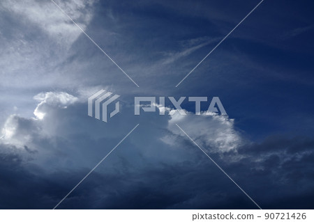 夏天的雲朵 / 傍晚的天空 / 210818PM 夏天的雲朵 / 傍晚的天空 / 210818PM 90721426