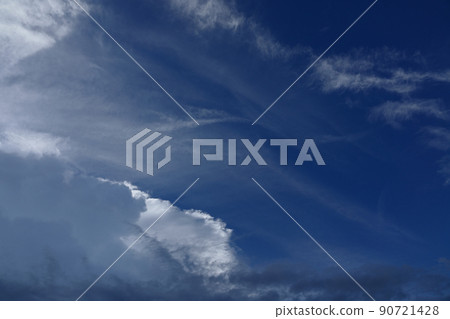 夏天的雲朵 / 傍晚的天空 / 210818PM 夏天的雲朵 / 傍晚的天空 / 210818PM 90721428