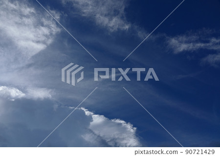 夏天的雲朵 / 傍晚的天空 / 210818PM 夏天的雲朵 / 傍晚的天空 / 210818PM 90721429