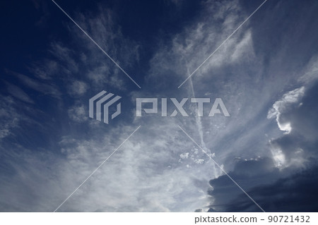 Clouds covering the summer / evening sky / 210818PM 90721432