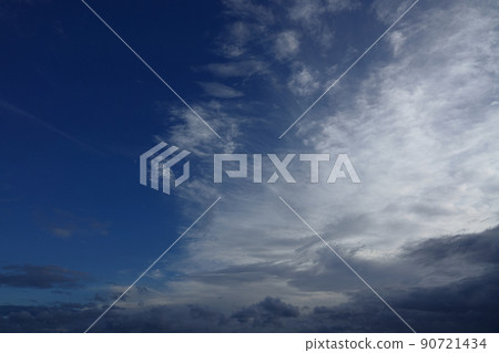 夏天的雲朵 / 傍晚的天空 / 210818PM 夏天的雲朵 / 傍晚的天空 / 210818PM 90721434