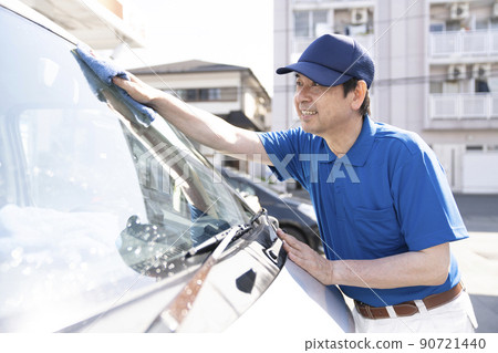 擦洗的汽車的資深男工 90721440