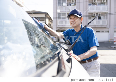 擦洗車的年長男工 90721441