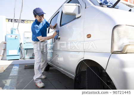 擦洗車的年長男工 90721445