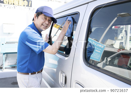 擦洗車的年長男工 90721637