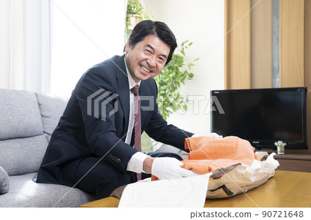 A man from a purchaser who assesses kimono 90721648