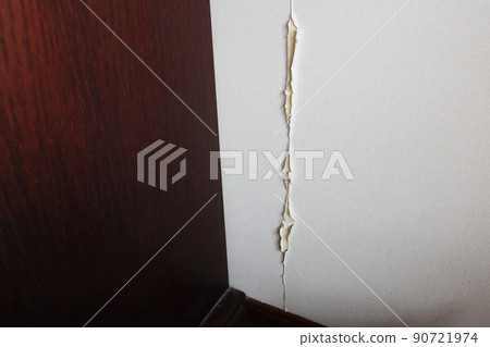 The vinyl cloth wallpaper is peeling off 90721974