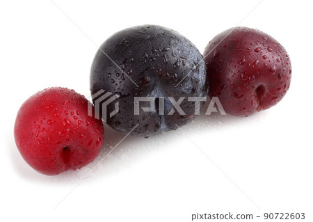 Red and black plums 90722603