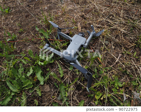 Drone crashed on grassy ground and damaged arm and gimbal 90722975
