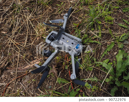 無人機墜毀在草地上，手臂和雲台受損 90722976