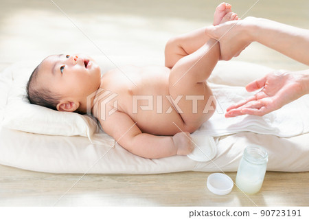 Apply a moisturizer to the baby's buttocks Horse oil Vaseline Diaper rash Countermeasures against diaper dermatitis 2 months after birth Apply a moisturizer to the baby's buttocks Horse oil Vaseline Diaper rash Countermeasures against diaper dermatitis 2 months after birth 90723191