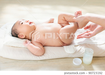 Apply a moisturizer to the baby's buttocks Horse oil Vaseline Diaper rash Countermeasures against diaper dermatitis 2 months after birth 90723192