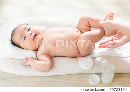 Apply a moisturizer to the baby's buttocks Horse oil Vaseline Diaper rash Countermeasures against diaper dermatitis 2 months after birth Apply a moisturizer to the baby's buttocks Horse oil Vaseline Diaper rash Countermeasures against diaper dermatitis 2 months after birth 90723194