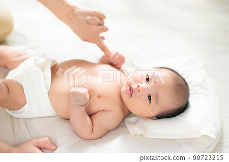 Parent-child contact, hand play, contact play, grasp reflex, baby holding mom's finger, 1 month old Parent-child contact, hand play, contact play, grasp reflex, baby holding mom's finger, 1 month old 90723215