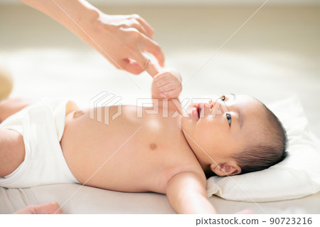 Parent-child contact, hand play, contact play, grasp reflex, baby holding mom's finger, 1 month old 90723216
