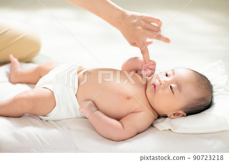 寶寶牽著媽媽的手指 親子接觸 手玩 親手玩 手抓反射 出生後1個月 90723218