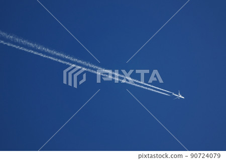 Blue sky and contrails / summer / telephoto / 210818PM Blue sky and contrails / summer / telephoto / 210818PM 90724079
