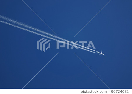 Blue sky and contrails / summer / telephoto / 210818PM 90724081