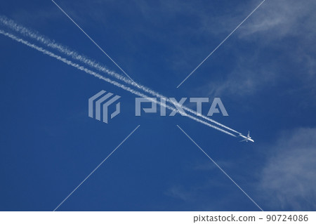 Blue sky and contrails / summer / telephoto / 210818PM Blue sky and contrails / summer / telephoto / 210818PM 90724086