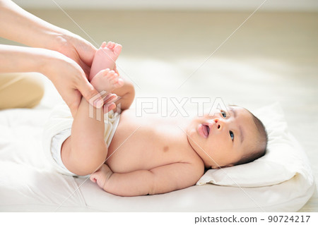 Parent-child play with baby, contact play, indoor play, exercise play, skinship, foot exercise 90724217