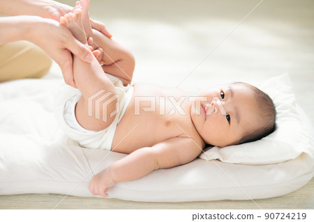 Parent-child play with baby, contact play, indoor play, exercise play, skinship, foot exercise 90724219