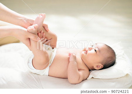 Parent-child play with baby, contact play, indoor play, exercise play, skinship, foot exercise 90724221