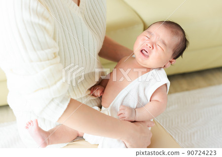Baby's change of clothes, crying, underwear, 1 month old 90724223