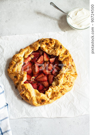 Strawberry summer galette with puf pastry and almond flakes. 90724500