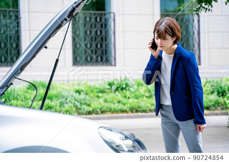 Business woman calling due to a car breakdown Business woman calling due to a car breakdown 90724854