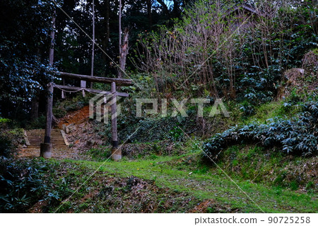 Wooden torii gate in the mountain village 90725258