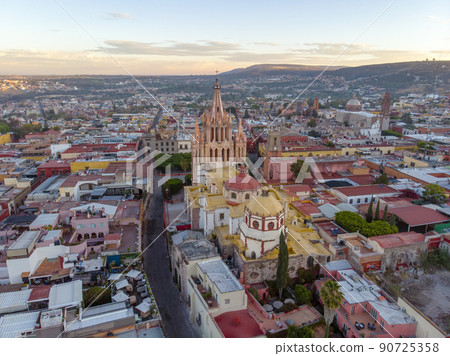 San Miguel de Allende in Guanajuato, Mexico. Aerial view at sunrise 90725358