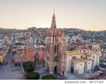 San Miguel de Allende in Guanajuato, Mexico. Aerial view at sunrise 90725360