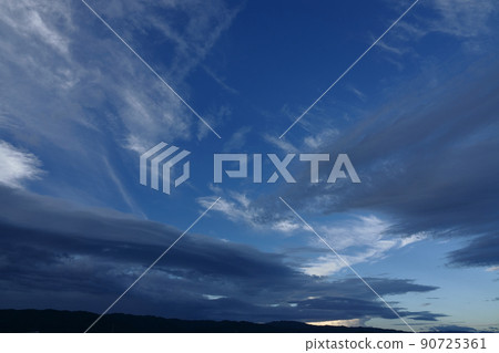 夏日傍晚的天空-深藍的天空和從北到東的雲-210818PM 夏日傍晚的天空-深藍的天空和從北到東的雲-210818PM 90725361