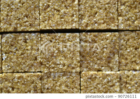 Cane sugar cubes and sugar crystals close-up 90726111
