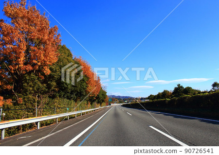 Drive the Tomei Expressway in autumn 90726541
