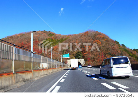 Drive the Tomei Expressway in autumn 90726543