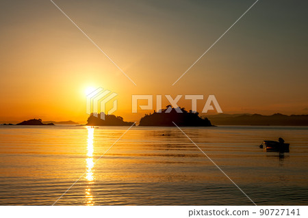 Kamoike coast in the setting sun 90727141