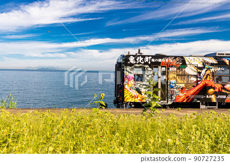 穿過海邊向日葵田的惡魔列車 JR 四國木葉 32 號軌道車 穿過海邊向日葵田的惡魔列車 JR 四國木葉 32 號軌道車 90727235