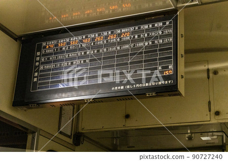 安裝在 JR 四國土贊線普通列車上的票價表 安裝在 JR 四國土贊線普通列車上的票價表 90727240
