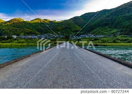Niyodo河上的一座沉降橋,一個小鎮和山脈 Niyodo河上的一座沉降橋,一個小鎮和山脈 90727244