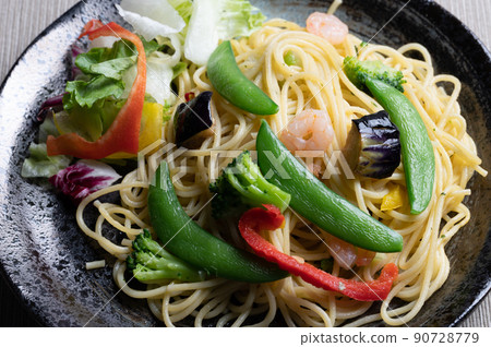 Summer vegetable pasta 90728779